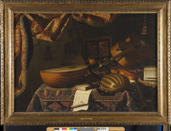 Stilleven met violen, luiten, gitaar, harp en globe by Anonymous