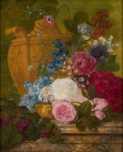 Een vaas met bloemen op een marmeren blad