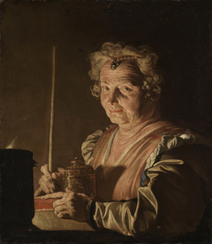 Alte Frau mit Buch und Räuchergefäss bei Kerzenlicht