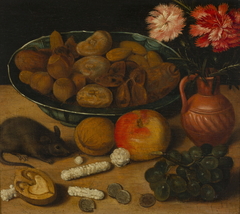 Stilleven met vaas bloemen, noten, vruchten en muis