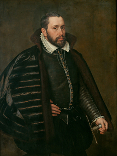 Bildnis eines Herren in spanischer Tracht, in kurzem pelzverbrämten Mantel by Adriaen Thomasz Key