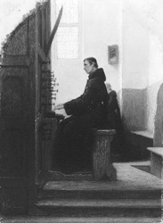 Een jonge monnik speelt op een orgel