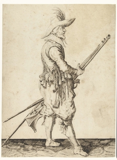 Soldaat die zijn musket met beide handen bij zijn linkerdijbeen vasthoudt by Jacob de Gheyn II