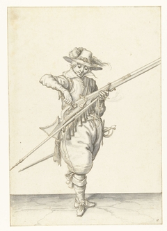 Soldaat die kruit in de pan van zijn musket giet by Jacob de Gheyn II