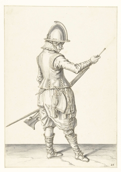 Soldaat die met zijn laadstok kruit en kogel in de loop van zijn roer duwt by Jacob de Gheyn II