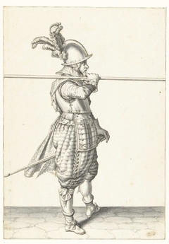 Soldaat die zijn spies horizontaal op zijn rechterschouder draagt by Jacob de Gheyn II