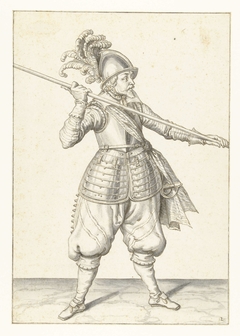 Soldaat die zijn spies met beide handen ver uit elkaar boven zijn rechterschouder draagt, de punt schuin naar de grond gericht by Jacob de Gheyn II