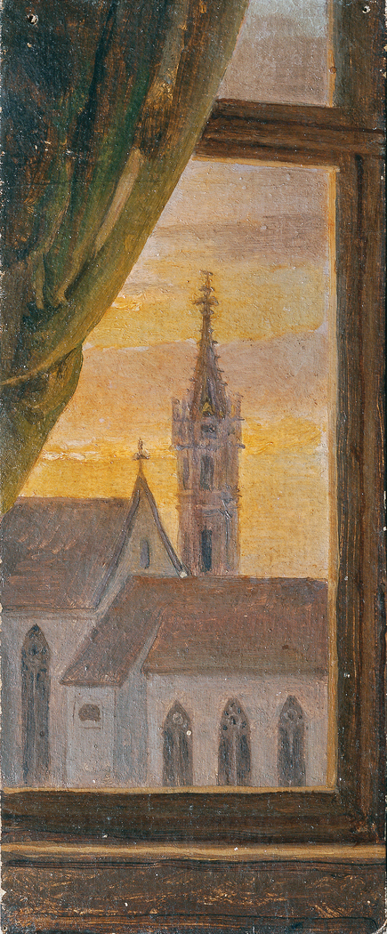 Blick durch ein Fenster auf einen gotischen Kirchturm