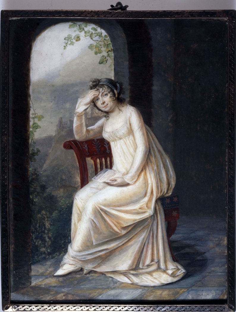 Portrait en pied d'une femme tenant une lettre